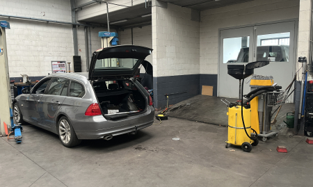 Fonds de commerce – Garage automobile tout équipé avec showroom – Axe très passant – Brabant Flamand image