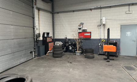 Fonds de commerce – Garage automobile tout équipé avec showroom – Axe très passant – Brabant Flamand image