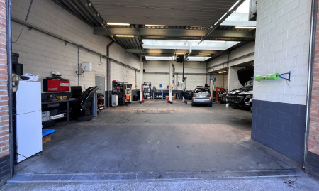 Atelier/garage mécanique équipé avec showroom a remettre - Près de Bruxelles image