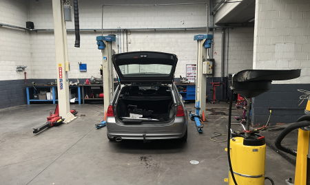 Fonds de commerce – Garage automobile tout équipé avec showroom – Axe très passant – Brabant Flamand image
