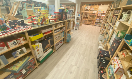 Commerce de jeux, jouets en bois, art de la table, décoration, personnalisation d’articles.