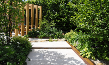 Magazine de luxe spécialisé dans le jardin  à reprendre (OKT) image