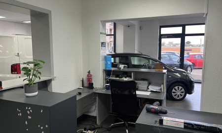 Fonds de commerce – Garage automobile tout équipé avec showroom – Axe très passant – Brabant Flamand image