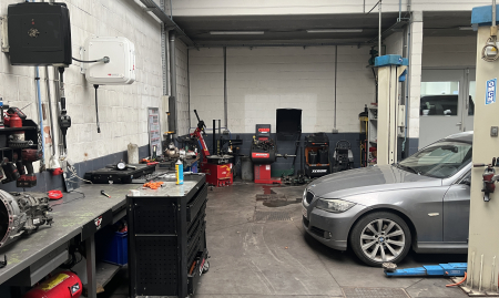 Fonds de commerce – Garage automobile tout équipé avec showroom – Axe très passant – Brabant Flamand image