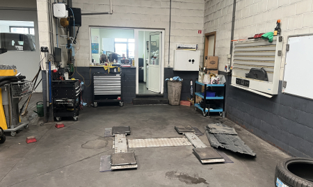 Fonds de commerce – Garage automobile tout équipé avec showroom – Axe très passant – Brabant Flamand image