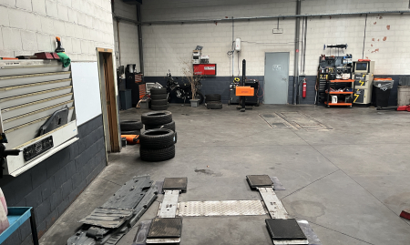Fonds de commerce – Garage automobile tout équipé avec showroom – Axe très passant – Brabant Flamand image