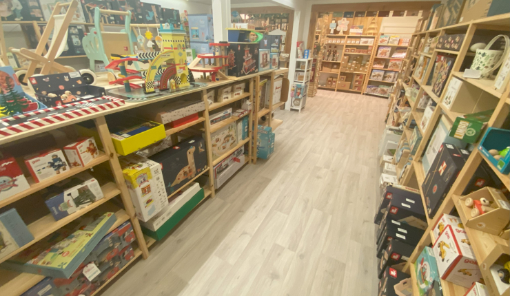 Commerce de jeux, jouets en bois, art de la table, décoration, personnalisation d’articles. image